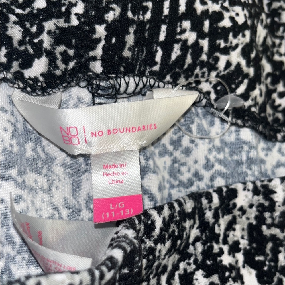 3/$10 No Boundaries Black & White Marled Leggings with Red Accent Stripes - Picture 2 of 2